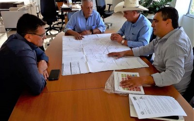 Prefeito discute novos projetos de saneamento com diretoria da Sanesul