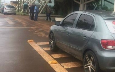 Ao confundir serviço de “UBER”, gerente de hotel é ameaçado por taxistas em aeroporto 