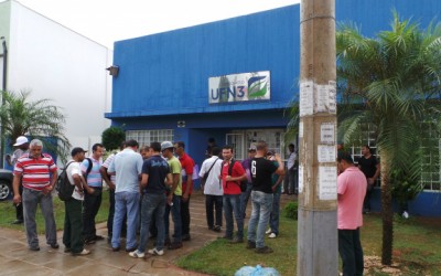 Sem receber rescisão, trabalhadores montam piquete em frente ao escritório da UFN3