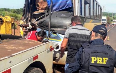 Acidente entre ônibus escolar e carreta na BR-262 assusta pais e alunos