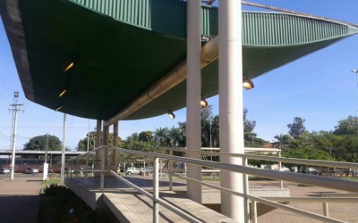 Luzes da praça Ramez Tebet ficam acesas em plena luz do dia