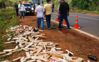 Após fugir da PRF, jovem capota camionete recheada de drogas 