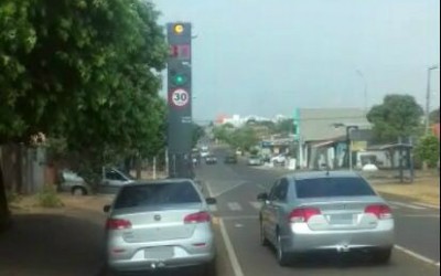 Ao passar por 15 Km/h, radar fixo afere velocidade de 87 Km/h