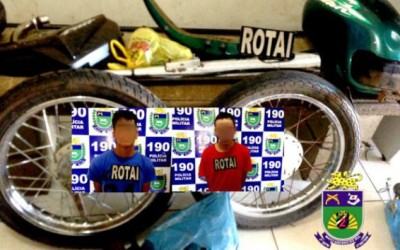 Duas pessoas são presas; polícia descobre ponto onde moto furtada foi desmanchada 