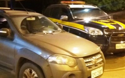 PRF recupera carro roubado e ainda descobre crime de sonegação fiscal durante abordagem 
