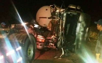 Bombeiros atendem acidente entre duas carretas que estavam carregadas com combustível 