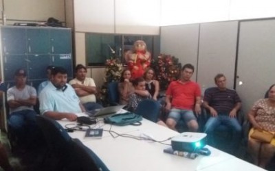 Feirantes participam de palestra sobre manejo e armazenamento de alimentos