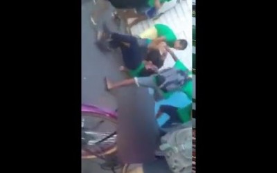 Vídeo mostra briga na porta de escola que termina em pancadaria entre duas pessoas 