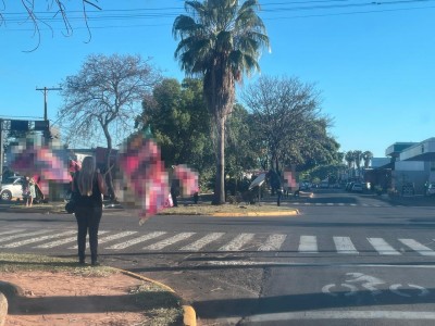Começou o “bandeiraço”: Política já toma conta dos semáforos de Três Lagoas e trabalhadores aproveitam para garantir renda extra