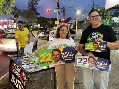 VEJA O VÍDEO: Apoiadores de Flávio Bolsonaro realizam adesivaço em Três Lagoas e anunciam encontro político para o dia 17