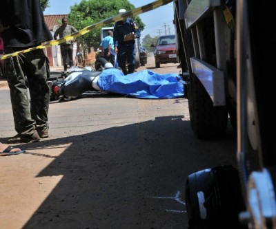Acidente entre caminhão e motocicleta deixa um morto