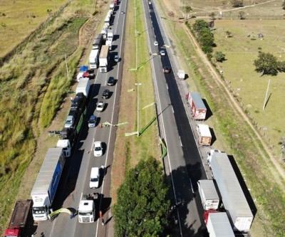 Caminhoneiros do Paraná fazem carreata pela tabela do frete
