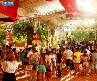 Fantasias dos foliões animaram matinê do Carna Três Folia