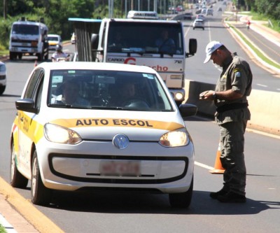 Detran autua auto escolas  por irregularidades em veículos