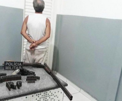 Homem é preso por agredir e ameaçar esposa com armas de fogo