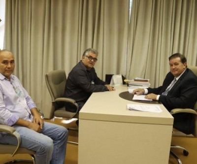 Ex-vereador Reginaldo Banha visita deputado Eduardo Rocha, em seu gabinete