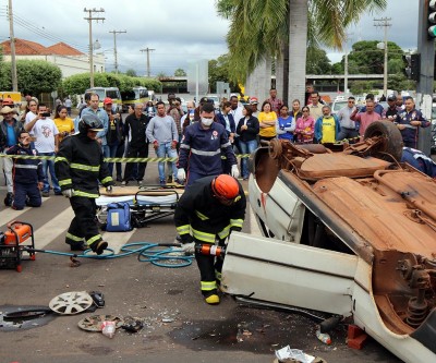 Simulação de acidente choca três-lagoenses no Centro da Cidade