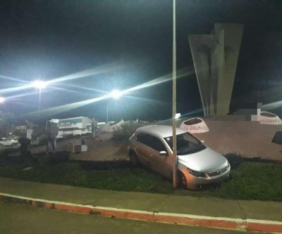Motorista bêbado 'atropela' monumento histórico de Dourados