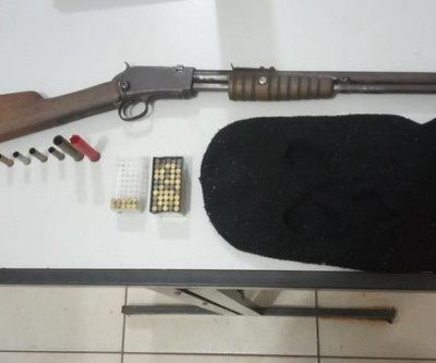 Vendedor é preso com espingarda irregular no Novo Oeste