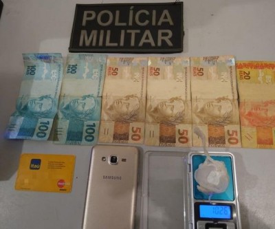 Após dispensar droga, jovem tenta fugir da polícia correndo