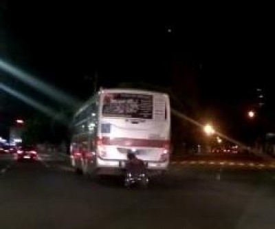 Cadeirante 'capota' ao pegar carona na traseira de ônibus