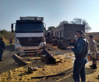 Carretas batem de frente e deixam um morto na BR-163