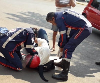 Motociclista fica ferido em acidente no Centro de Três Lagoas