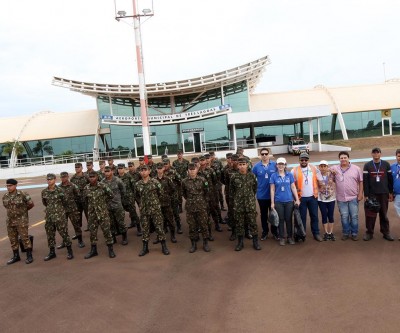 Prefeitura realiza ação de limpeza no Aeroporto Municipal em parceria com o Exército