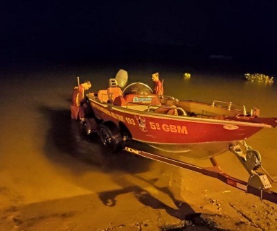 Barco com pescadores vira e afunda no Rio Paraná; vítimas foram resgatadas pelos bombeiros