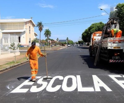 Ruas recapeadas no Bairro Lapa recebem sinalização vertical