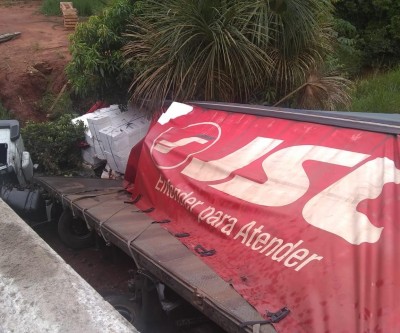 Carreta tomba em rodovia na região de Três Lagoas 