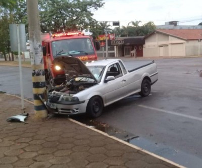 Em Três Lagoas, Carro bate em poste na Avenida Antônio Trajano