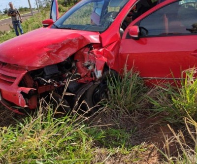 Bebê de 1 ano fica ferido após carro bater e derrubar poste em rodovia 