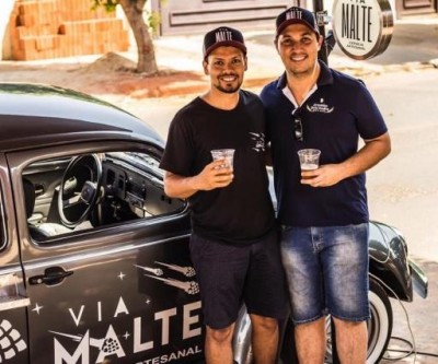 Com 3 torneiras na janela, Fusca de Thiago e Lucas vende cerveja em Três Lagoas