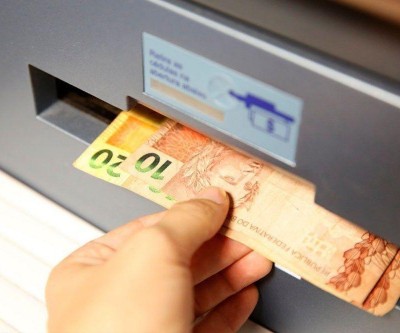 Bancos abrem em horário especial hoje