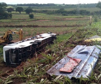 Ônibus de sacoleiros que saiu de Três Lagoas tomba e deixa dois mortos 