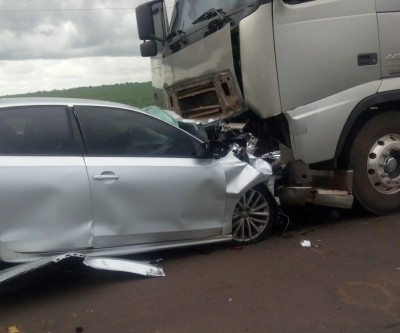 Motorista que puxava BMW em reboque morre em acidente ao bater de frente com carreta 