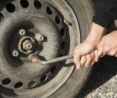 Dupla oferece ajuda à mulher, troca pneu e depois rouba veículo na BR-158