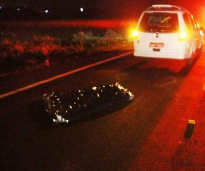 Bêbado e sem roupas, homem morre atropelado por caminhão