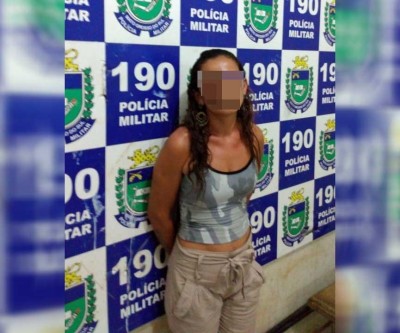Mulher é detida após furtar chocolate, frango e carne de supermercado 