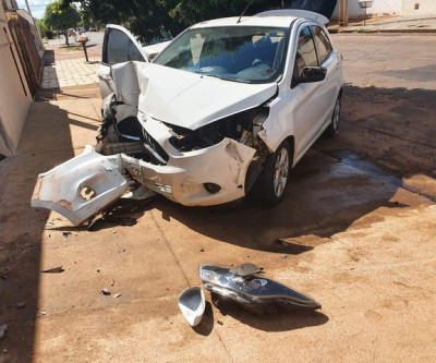 Para evitar tragédia, mulher desvia de ciclista e bate no portão de residência no Vila Nova 