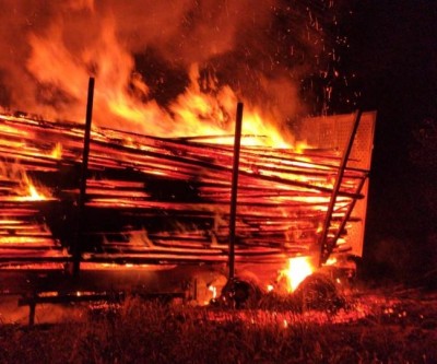 Carreta tritrem carregada com eucalipto fica destruída após incêndio 