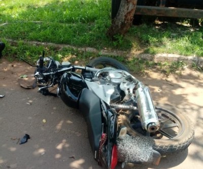 Deu ruim: Jovem com moto furtada tenta fugir da PRF, bate em árvore e acaba preso 