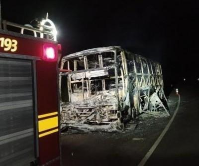 Destruído por incêndio, ônibus é abandonado em rodovia