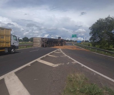 Caminhão com carnes tomba em alça de acesso a rodovia em Araçatuba