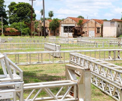 Estrutura do Carnaval começa a ser montada na N.O.B; prefeitura divulga dias e horário da festa