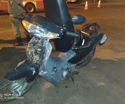 Moto fica destruída após acidente no bairro Vila Nova 