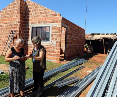 Prefeitura constrói telhado em casa modelo do Lote Urbanizado