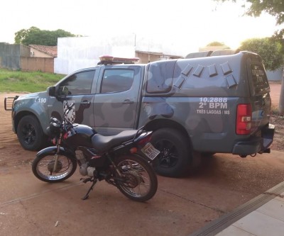 Interno do semiaberto que estava com moto furtada tomava cerveja em bar no momento de sua prisão 