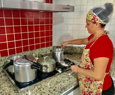 Para sustentar os 7 filhos em época de crise, diarista inova e passa até a cozinhar 